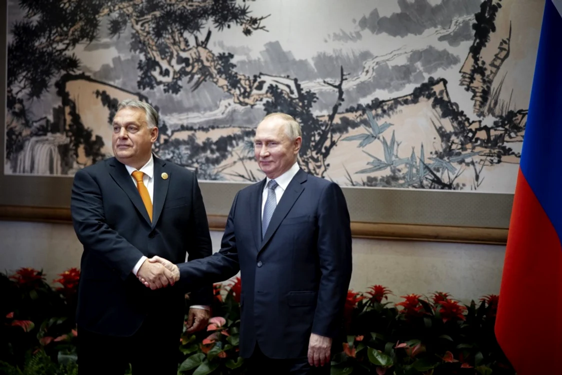 Viktor Orban (stânga) și Vladimir Putin la Beijing FOTO EPA-EFE