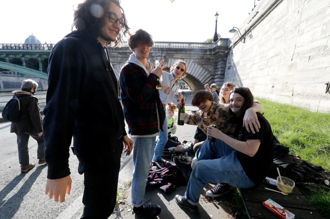 Parizienii au inundat malul Senei să se relaxeze după aproape două luni petrecute în case