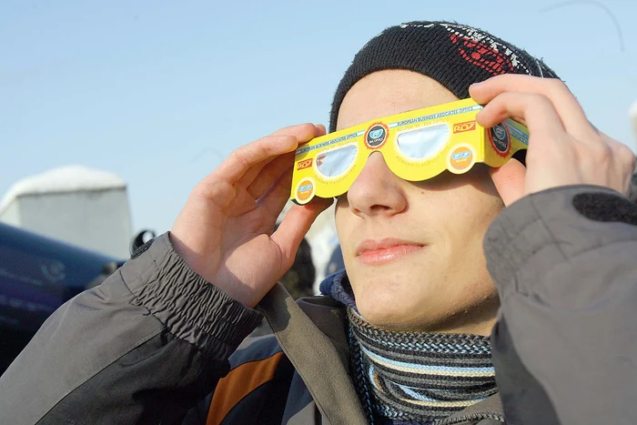 Protejaţi-vă ochii cu lentile speciale!