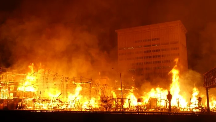 Flăcările se văd de la kilometri distanţă