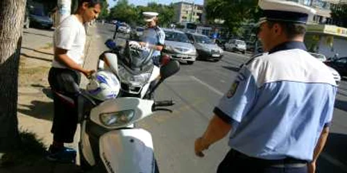 Un mopedist oprit în trafic de Poliţia Rutieră