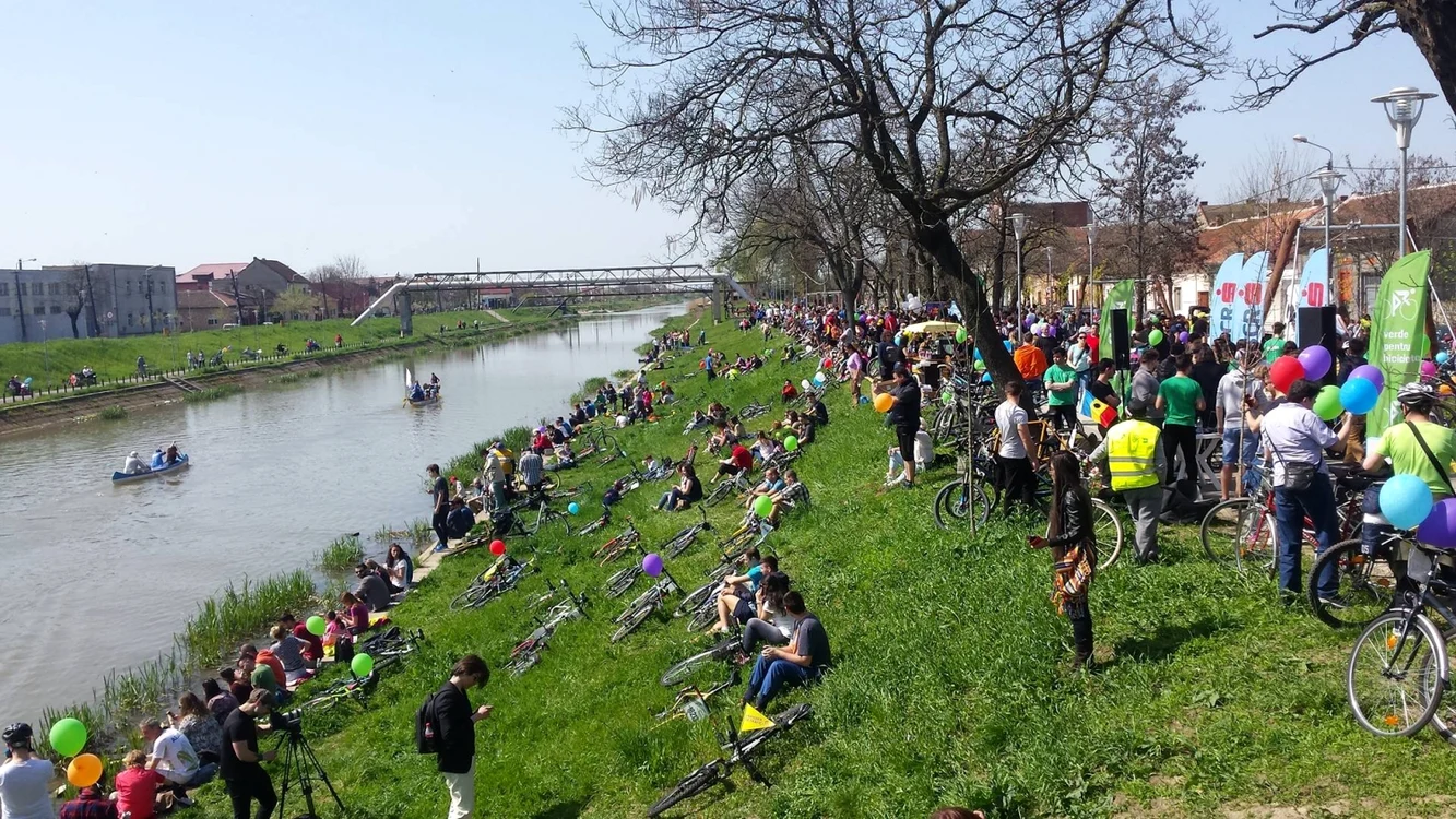 
    Bănăţenii s-au relaxat, profitând de vremea de primăvarăFoto: "Adevărul"  