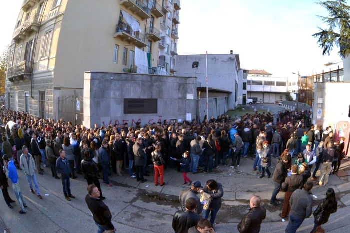 La Torino, mii de români au stat ore în șir la cozi pentru a putea vota. Mulți au fost bruscați de forțele de ordine după ce au rămas pe dinafară