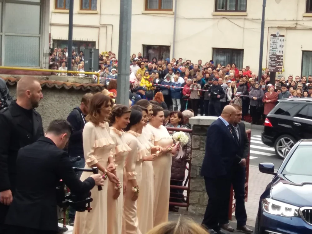 Domnișoarele de onoare poartă rochii roz corai
