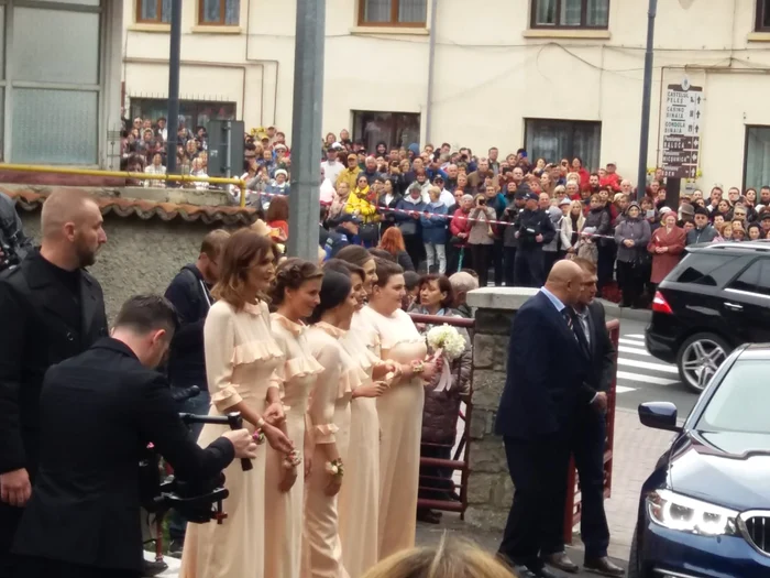 Domnișoarele de onoare poartă rochii roz corai