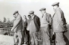 Gheorghe Gheorgiu-Dej și Nicolae Ceaușescu vizitează stațiunea agricolă experimentală Ştefăneşti-Argeş, în octombrie 1963 (© „Fototeca online a comunismului românesc”, cota: 20/1963)