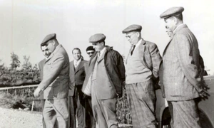 Gheorghe Gheorgiu-Dej și Nicolae Ceaușescu vizitează stațiunea agricolă experimentală Ştefăneşti-Argeş, în octombrie 1963 (© „Fototeca online a comunismului românesc”, cota: 20/1963)