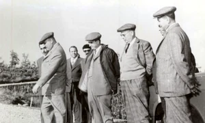 Gheorghe Gheorgiu-Dej și Nicolae Ceaușescu vizitează stațiunea agricolă experimentală Ştefăneşti-Argeş, în octombrie 1963 (© „Fototeca online a comunismului românesc”, cota: 20/1963)