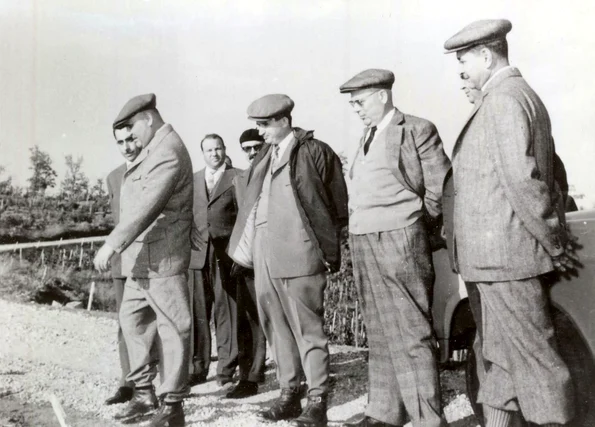 Gheorghe Gheorgiu-Dej și Nicolae Ceaușescu vizitează stațiunea agricolă experimentală Ştefăneşti-Argeş, în octombrie 1963 (© „Fototeca online a comunismului românesc”, cota: 20/1963)