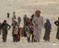 Refugiaţi din minoritatea Yazidi fug din oraşul Sinjar