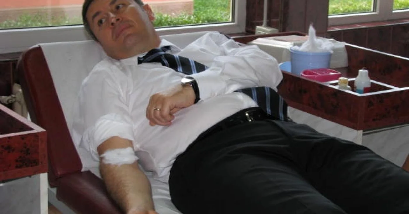 Ministrul de Interne Traian Igaş, donând sânge