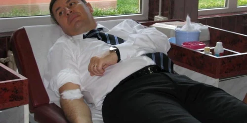 Ministrul de Interne Traian Igaş, donând sânge