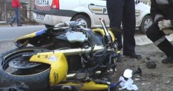 Baut, un adolescent a intrat cu mopedul intr-un cap de pod