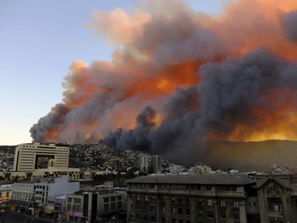 
    Rafalele puternice au extins aria cuprinsă de flăcări în Valparaiso. (Foto: Reuters)  