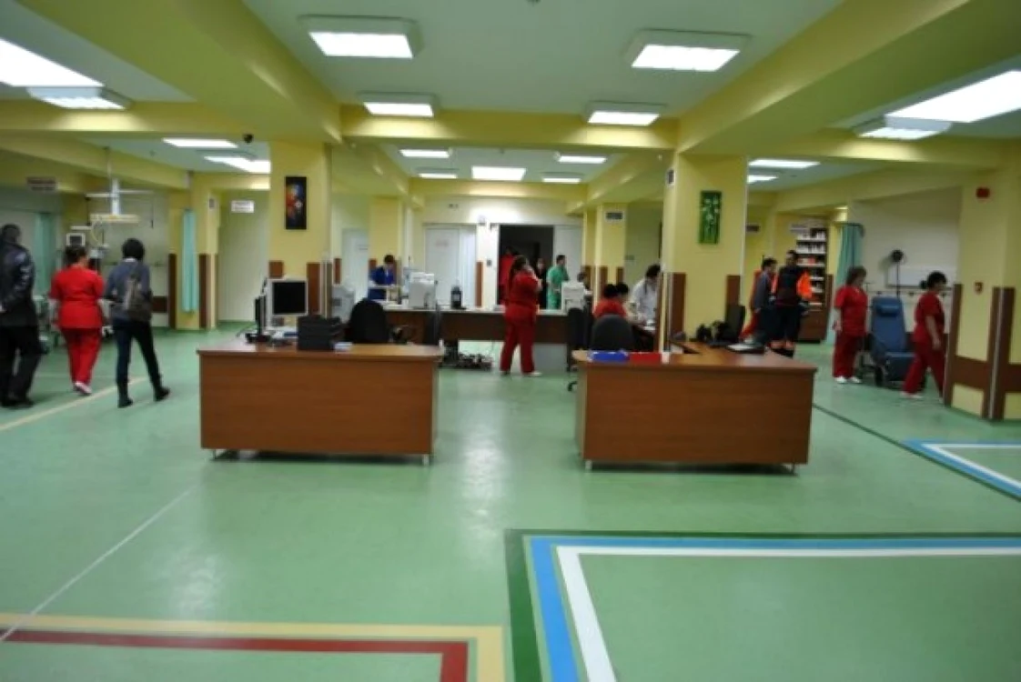 Bărbatul a fost lăsat să aştepte pe holuri trei ore, afirmă familia - foto: buletindecarei.ro