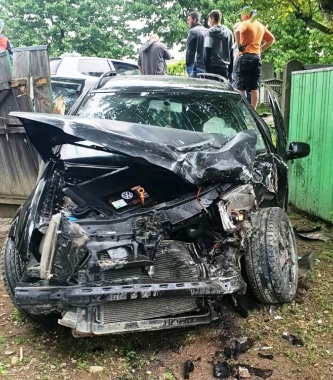 Autoturismele au fost grav avariate FOTO botosaneanul.ro