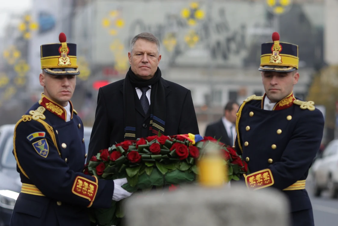 
    Preşedintele Klaus Iohannis a depus o coroană de flori în Piața UniversitățiiFoto: Inquam Photos  