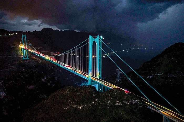 Podul Huajiang Grand Canyon se află la 625 de metri deasupra văii Beipan. SURSĂ FOTO: PROFIMEDIA