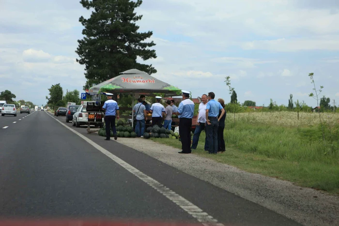 Legea interzice comercializarea oricărui tip de produse pe marginea drumurilor publice