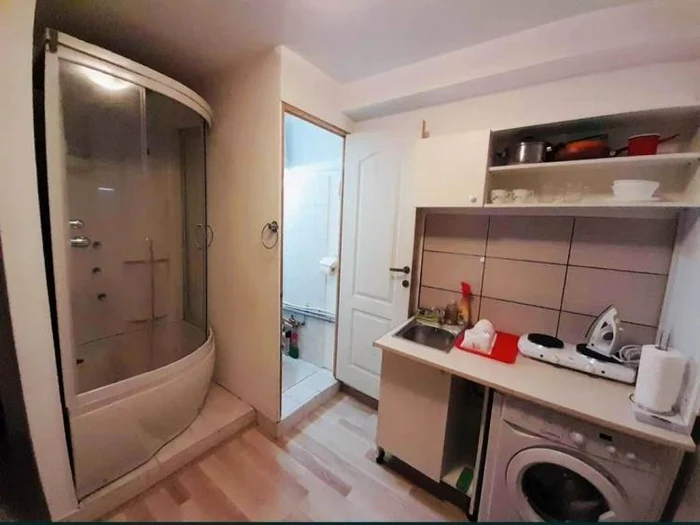 Bucătărie cu vedere la cabina de duș într-o garsonieră din Cluj. FOTO: știri de cluj