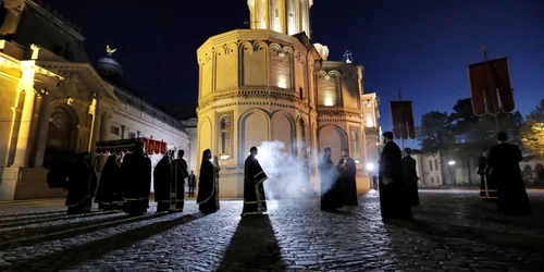 Slujbă Vinerea Marea pe timpul epidemiei de covid 19 la Patriarhia Română FOTO EPA-EFE / Roberte Ghement