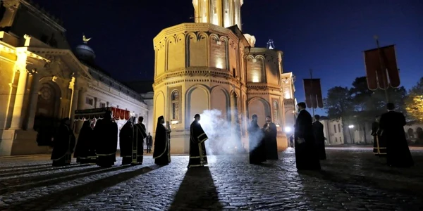 Slujbă Vinerea Marea pe timpul epidemiei de covid 19 la Patriarhia Română FOTO EPA-EFE / Roberte Ghement