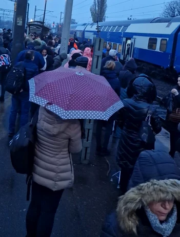 Navetiști lăsați în ploaie, după ce locomotiva unui tren s-a defectat. FOTO observatorulph