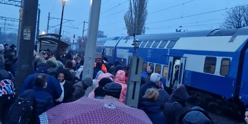 Navetiști lăsați în ploaie, după ce locomotiva unui tren s-a defectat. FOTO observatorulph