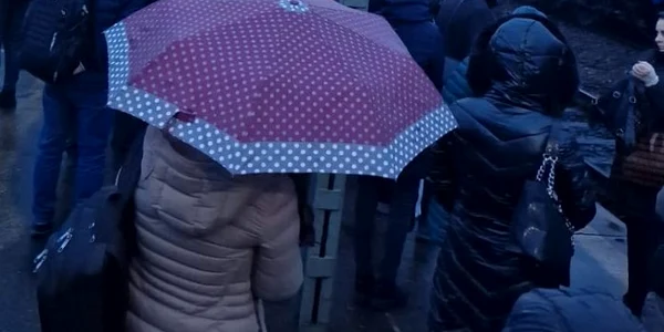 Navetiști lăsați în ploaie, după ce locomotiva unui tren s-a defectat. FOTO observatorulph