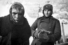 Soldat sovietic înarmat cu un pistol-mitralieră PPŞ-41 escortează un prizonier german după Bătălia de la Stalingrad (© Bundesarchiv, Bild 183-E0406-0022-011 / CC-BY-SA 3.0)