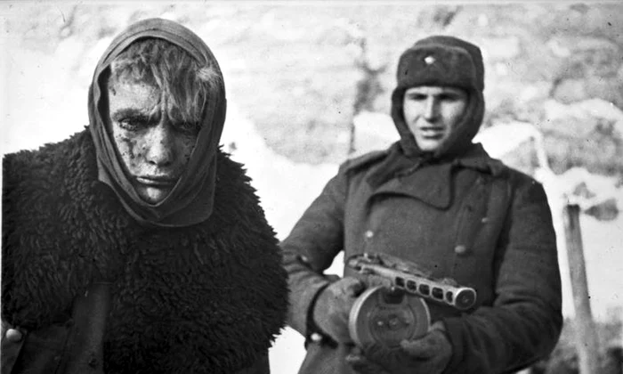 Soldat sovietic înarmat cu un pistol-mitralieră PPŞ-41 escortează un prizonier german după Bătălia de la Stalingrad (© Bundesarchiv, Bild 183-E0406-0022-011 / CC-BY-SA 3.0)
