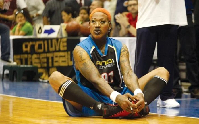 Dennis Rodman împlineşte 59 de ani. El plonja spre tribună cu frecvenţa cu care cei mai mulţi baschetbalişti se înalţă spre panou. Defensiva sa era marcă-înregistrată. Fotografii: Profimedia şi Gulliver / Getty Images