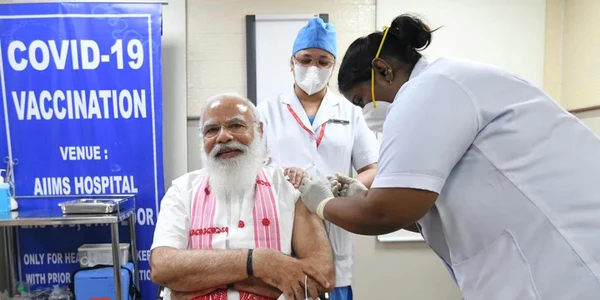 Narendra Modi vaccinandu-se anti-COVID-19 FOTO EPA-EFE