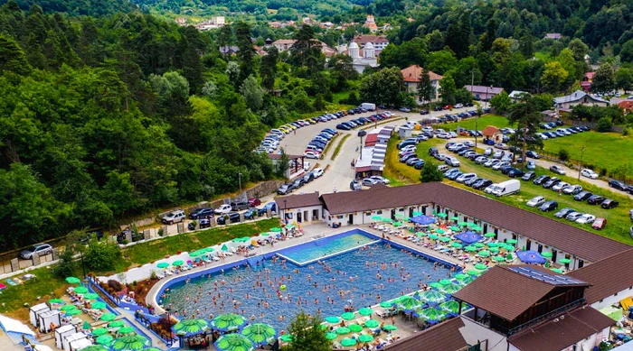 Ștrand cu apă sărată în stațiunea balneară Ocnele Mari Foto Destinația anului