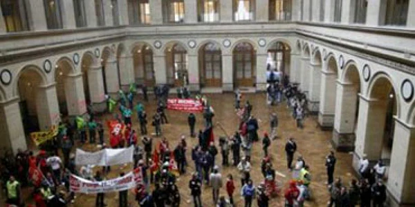 VIDEO Angajaţii din industria auto au atacat Bursa de mărfuri din Paris