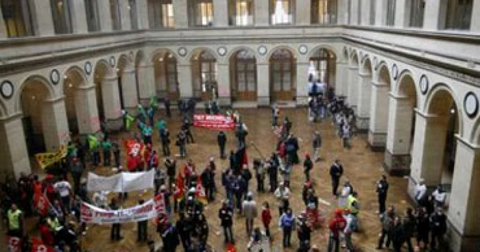 VIDEO Angajaţii din industria auto au atacat Bursa de mărfuri din Paris