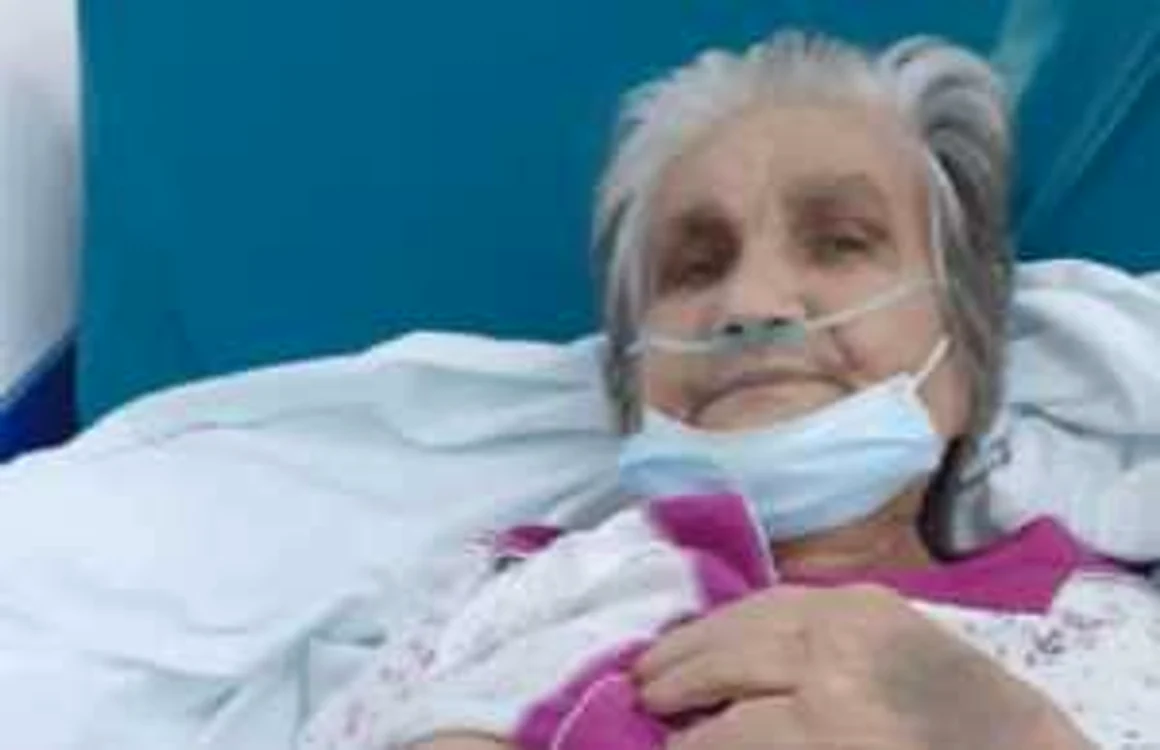În stânga, se poate vedea că bătrâna avea un tonus sănătos înainte de a fi internată. În dreapta, ea apare la azilul de bătrâni, după zile întregi de înfometare