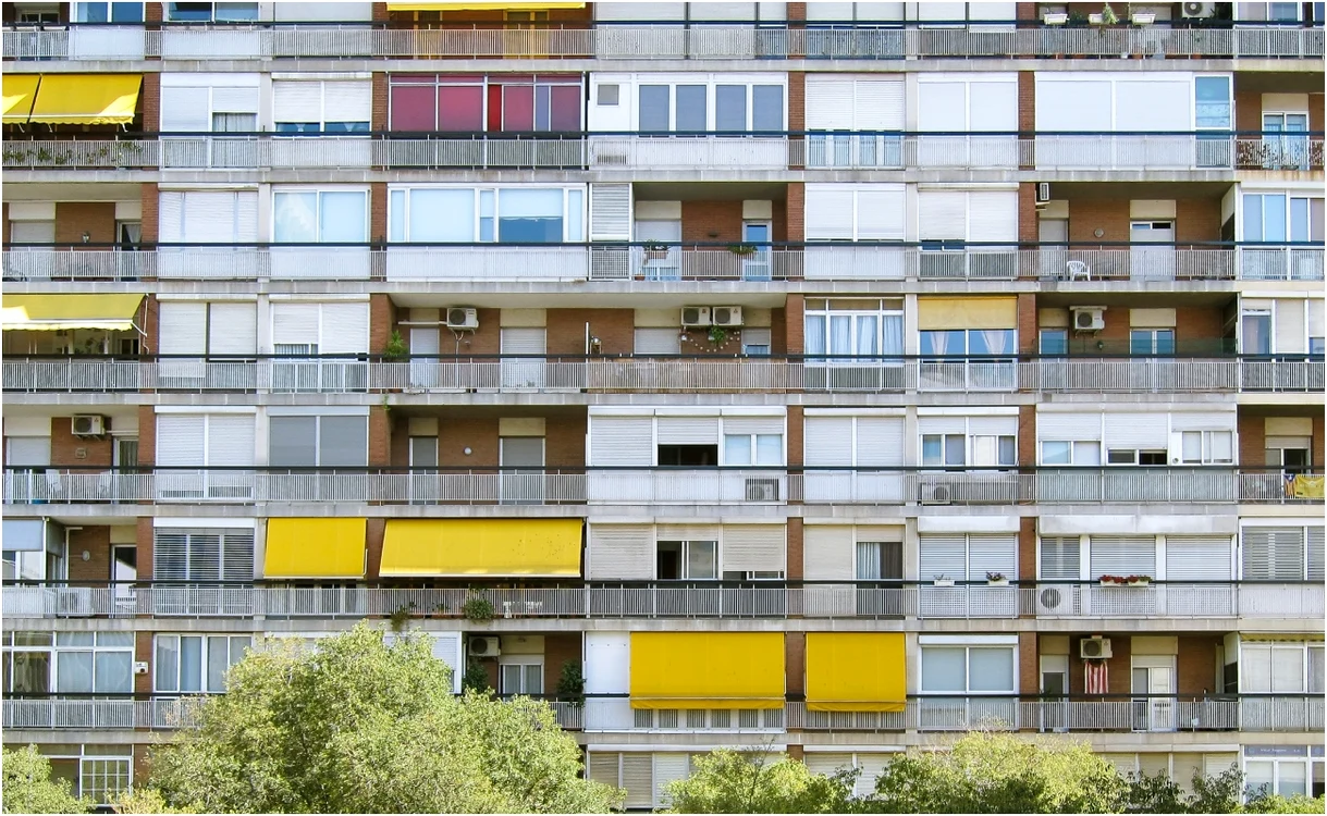 Românii care și-au închis balconul fără acte pot avea parte de o surpriză.