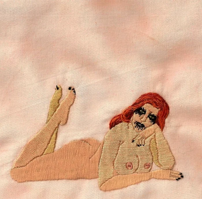 Alaine Varrone spune că scoate bani din broderiile cu tentă erotică.