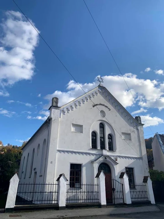 Pe stâlpii Sinagogii Sighişoara au fost desennate două svastici. FOTO Facebook