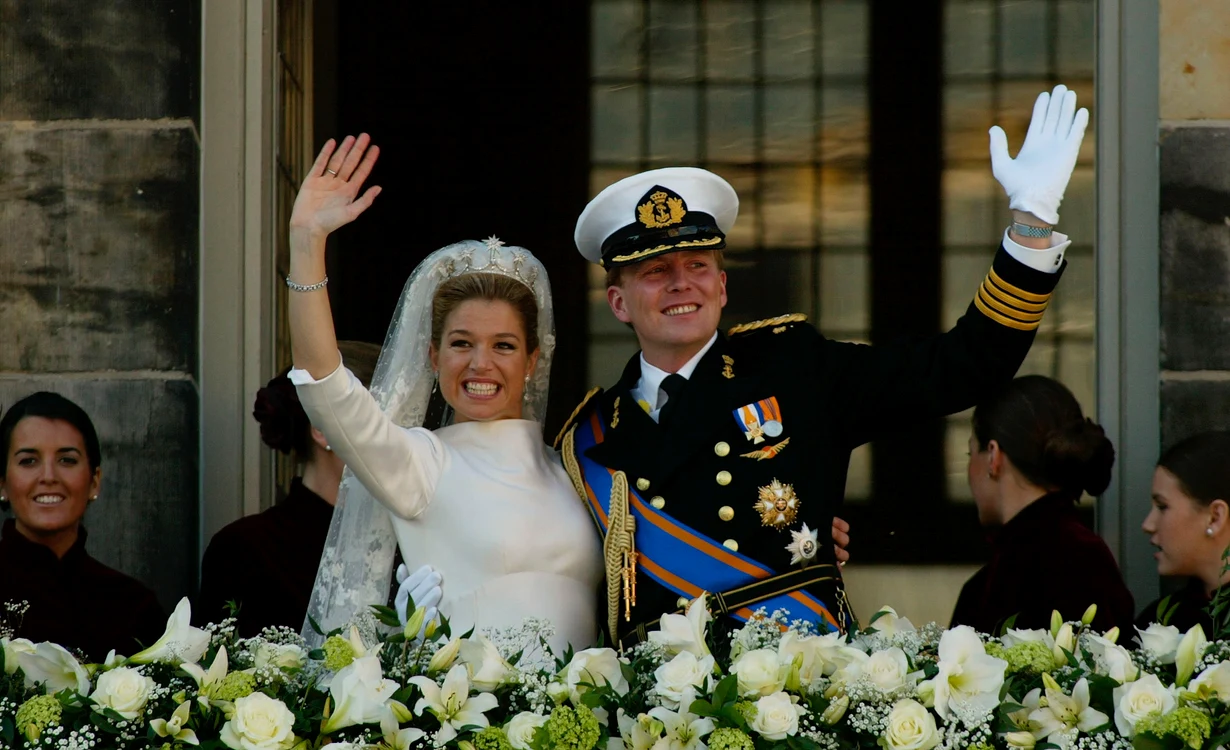 Regina Maxima în rochie de mireasă Valentino la nunta ei cu Willem Alexander în 2002 GettyImages 856119 jpg