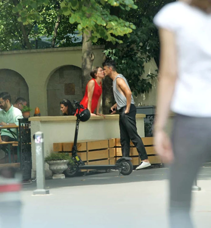 Tudor se sărută  la cafenea cu iubita lui, Iulia