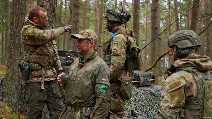 Soldați ai NATO într-un exercițiu la granița cu Rusia