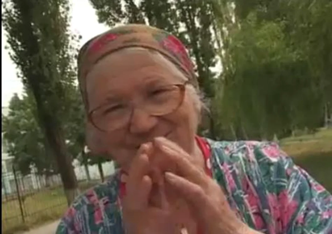 
    Băbuţa vrăjită de tehnologie.  