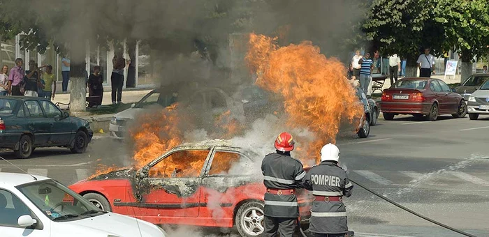 
    Ciril Bucioacă a ars  ca o torţă până la  sosirea pompierilorFoto: www.onestiul.ro  