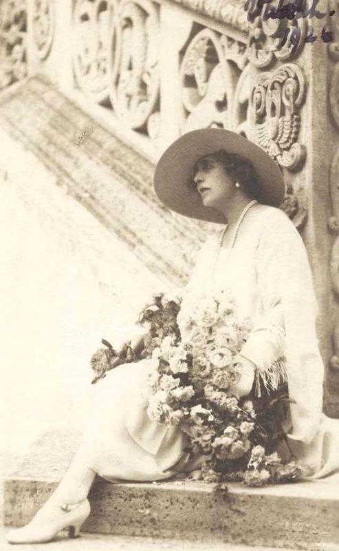Regina Maria pe treptele Foişorului Dionisie de la Mănăstirea Horezu - Vâlcea Foto Arhiva Florin Epure