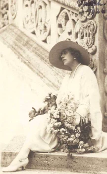 Regina Maria pe treptele Foişorului Dionisie de la Mănăstirea Horezu - Vâlcea Foto Arhiva Florin Epure