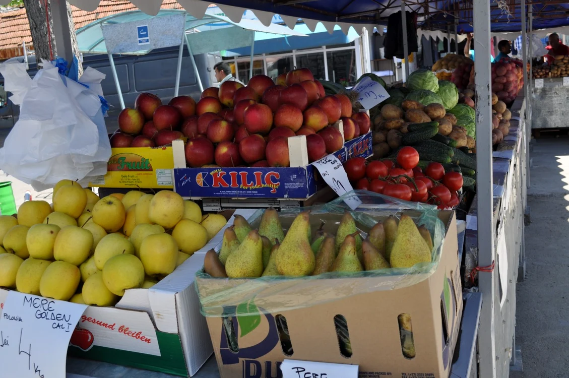 În Piaţa Mare din Slobozia se vând fructe de import FOTO: M.S.