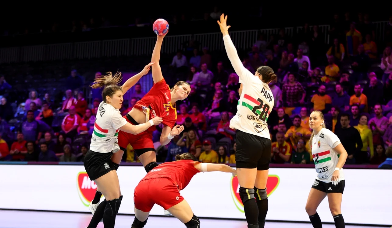 România (roșu) a pierdut duelul cu Ungaria (FOTO: Sportpictures)