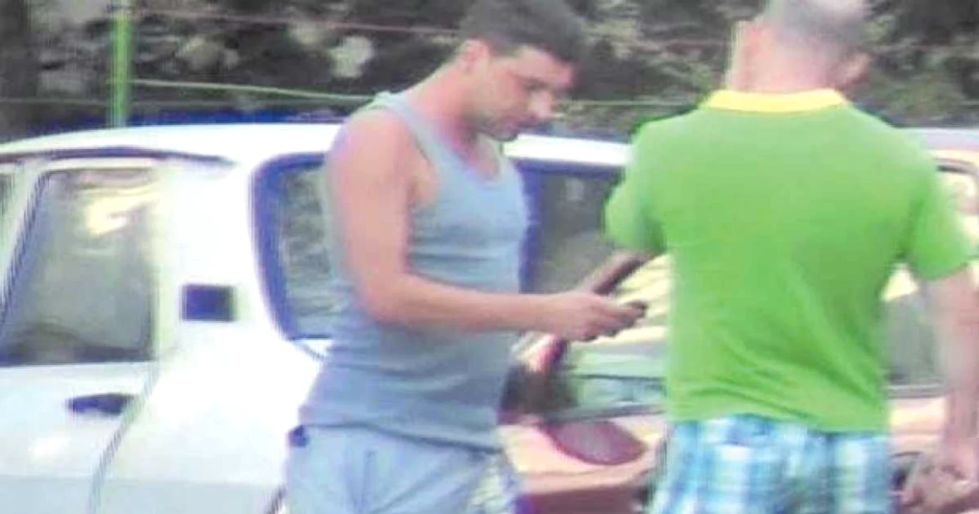 Agentul Petrică Negoiţă (stânga) în timp ce stabilea cu unul dintre complici modalitatea de comunicare. 